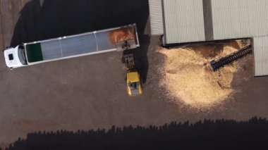 Kamyon kamyonunun ahşap fabrikasında talaş dolu olduğu en iyi manzara. Hava statiği, yukarıdan aşağı çekim