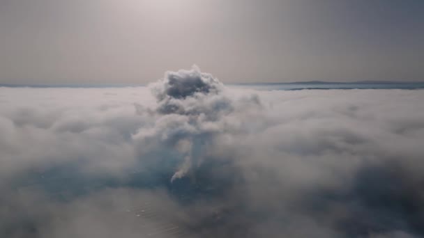 浓雾中的工业烟尘 有毒排放物 空气污染 空中射击 — 图库视频影像