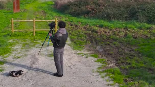 Человек Настраивает Свою Камеру Треногу Открытом Воздухе Дрон Выстрел — стоковое видео