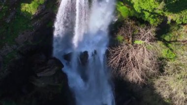 Galiçya 'nın Lugo kentindeki Fonsagrada yakınlarındaki Vilagocende Şelalesi' nin güçlü akıntısı. Hava Aracı Görüntüsü