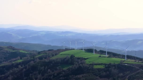 Turbinas Eólicas Cima Montaña Cerca Ciudad Fonsagrada Lugo Galicia España — Vídeo de stock