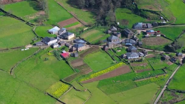 Houses Field Spanish Village Fonsagrada Lugo Spain Aerial Pullback Shot — Stock Video