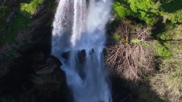 西班牙加利西亚卢戈Fonsagrada附近Vilagocende瀑布的强大水流 空降飞行员中枪 — 图库视频影像