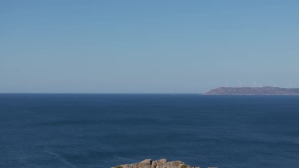 Wspinaczka Błękitnym Oceanie Skalistych Klifach Arou Beach Galicji Coruna Hiszpania — Wideo stockowe