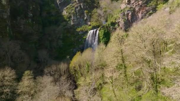 Drohne Fliegt Zum Wasserfall Seimeira Vilagocende Fonsagrada Lugo Spanien Luftaufnahme — Stockvideo