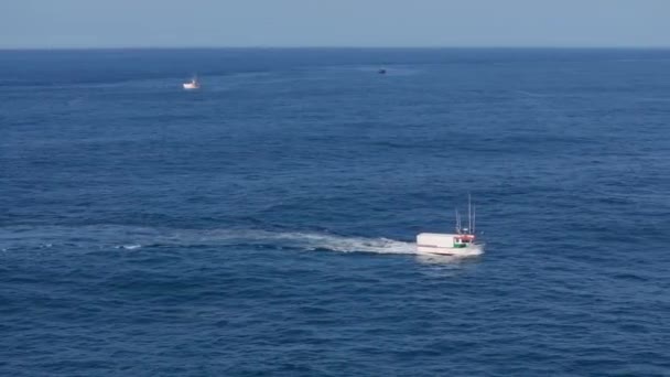 Crucero Barco Pesca Mar Azul Muxia España Plano Aéreo — Vídeo de stock