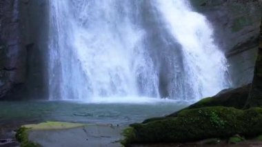 Lugo Bölgesi, Galiçya 'da Fonsagrada yakınlarında Vilagocende Cascades. Görüntüyü Büyüt 