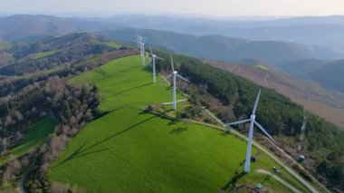 Sürdürülebilirlik Enerjisi, İspanya 'nın başkenti Galiçya' daki Fonsagrada kasabası yakınlarındaki dağlarda rüzgar santrali. Hava Görüntüsü