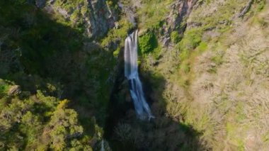 İspanya 'nın başkenti Galiçya' da bulunan Fonsagrada yakınlarındaki Seimeira de Vilagocende 'nin en yüksek şelalesinin insansız hava aracı görüntüsü. 