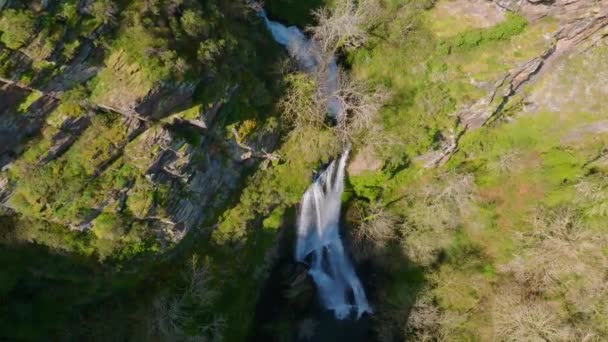 Das Wasser Des Flusses Portelia Fließt Zum Seimeira Vilagocende Wasserfall — Stockvideo
