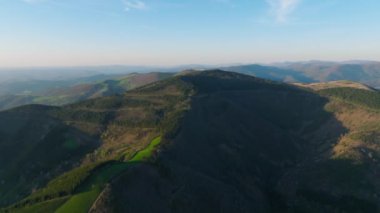 Os Ancare 'deki yemyeşil dağ vadisi Lugo' daki Comarca, Galiçya, İspanya. hava görüntüsü