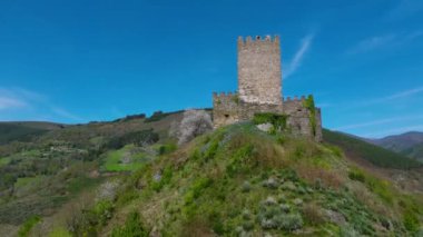 Castelo de Doiras - Cervantes, Lugo, İspanya 'daki Ortaçağ Kalesi. Düşük açı, yörünge atışı
