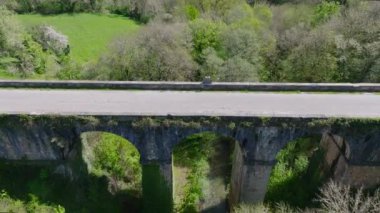 Ponte de Cruzul 'un Becerrea, Lugo, Galiçya, İspanya' daki Naron Nehri üzerindeki hava manzarası. - Geri çekiliyoruz.