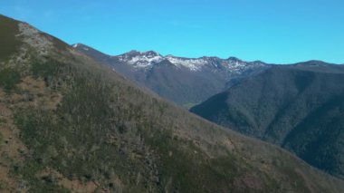 Galiçya, İspanya 'daki Piornedo Köyündeki Güzel Dağlar - Hava Aracı Vuruldu