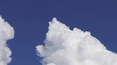 Yumuşak Bulutlu Sakin Mavi Gökyüzü. Düşük Açı Vuruşu