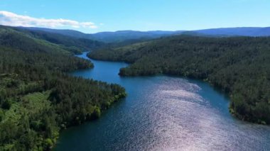 Rio Avia Nehri Manzarası ve Ribadavia 'daki Orman Dağları, Ourense Bölgesi, İspanya. Hava Görüntüsü