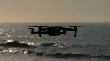 Gün batımında kumsalda DJI Air 2S İHA kamerası. Yakın çekim.