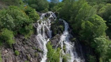 Akan Furelos Nehri ile Yüksek Kaya Dağları Toques, Mellid, Galiçya, İspanya. Hava Görüntüsü