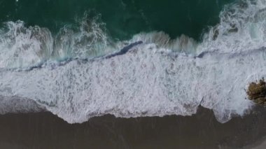 Arteixo, A Corua, İspanya 'da Playa Valcovo' nun Deniz Ocağına Köpüklü Dalgalar Manzarası 'nın üzerinde. Havadan Tepetaklak Vuruşu