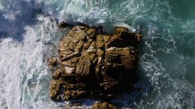 İspanya 'nın Praia de Valcovo Sahili' ndeki Kayalara Karşı Okyanus Dalgaları Çarpışıyor