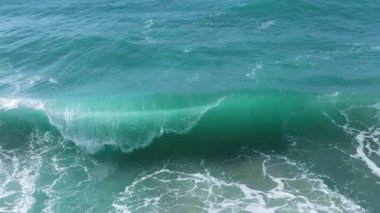 Ocean Swell in the Tropical Beach of Praia de Valcovo, Arteixo Belediyesi, A Corua, İspanya. Yavaş Hareket Görüntüsü