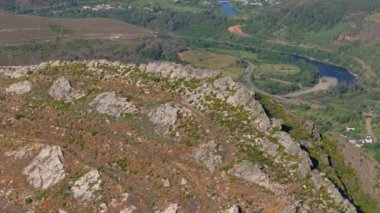 Rocky Dağı Manzarası ve Çevresi Nogueira, Ribas de Sil, İspanya - Hava Aracı Vuruşu