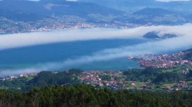 İspanya 'nın kuzeybatısındaki Pontevedra' daki Kıyı Kentleri ve Dağları Panoramik Hava Görüntüsü.