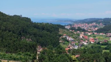 Bereketli Dağlar ve Galiçya İspanya, Cangas 'daki Hillside yerleşimleri. Hava Aracı Görüntüsü