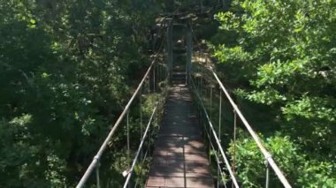 Ponte Colgante de Calvelo, İspanya 'nın Pontevedra kentindeki ahşap köprüyü askıya aldı. Havadan Geri Çekme Çekimi