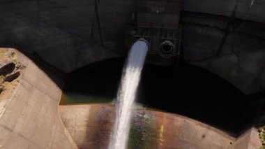 İspanya, Galiçya, Pontevedra 'daki Dam Beton Duvar ve Eiras Mumyalamasında Dökülme Yolu. Havadan Geri Çekme Çekimi