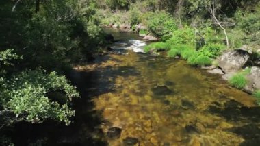 İspanya, Pontevedra 'daki Ro Lrez' in Rocky Nehri 'nde Akıntı. Hava Çekimi