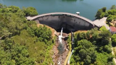 Rio Oitaven ve Eiras Köprüsü Pontevedra, Galiçya 'daki Su Barajı. Hava Aracı Görüntüsü