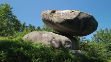 Pontearea, Pontevedra, İspanya 'daki Pena do Equilibrio' da Manzara Dengesi Taşları. Yakın çekim.