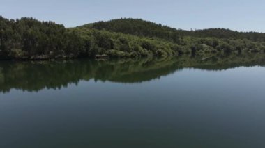 Pontevedra, Galiçya, Espaa yakınlarındaki Idyllic Gölü 'ne yansıyan ağaçlı dağlar. Hava Çekimi