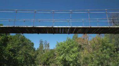 Ponte Colgante de Calvelo 'nun tahta köprüsü Rio Lerez, Pontevedra, İspanya. Havadan Görüntü Görüntüsü