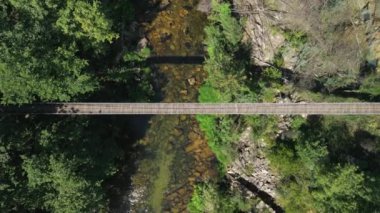 Ponte Colgante de Calvelo Asma Köprüsü 'nün üzerinde Poio, Pontevedra, İspanya. Havadan Düşme Görüntüsü