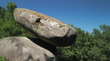 Pena do Equilibrio - Pontefields, Pontevedra, İspanya 'daki dik yamaçlarda istiflenmiş kayalar. Yakın çekim.