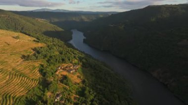 Marce, Galiçya 'da Castro de Marce Yürüyüş Patikası olan Minho Nehri. Hava Aracı Görüntüsü