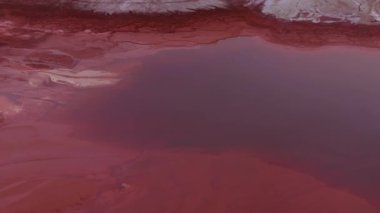 Zehirli alüminyum atığına sebep olan kırmızı yapay göl. Lugo, İspanya 'daki Alcoa Rezervuarı. Yakın plan, İHA atışı.