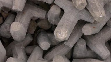 Uçmadan önce okyanus kıyısında Tetrapod 'a tünemiş martı. üstten çekim