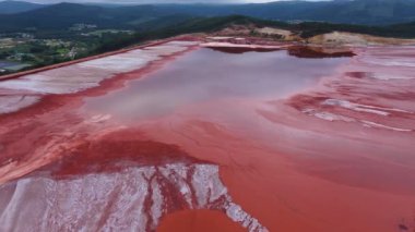 İspanya 'nın Lugo kentindeki Alcoa Rezervuarındaki Kızıl Çamur Gölünün Yansımaları. hava görüntüsü