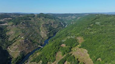 Ponte De Belesar 'ın Chantada, Lugo, İspanya' daki Minho Nehri üzerindeki panoramik hava manzarası.