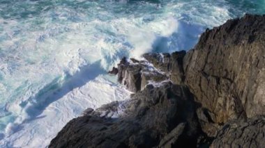 Fırtınalı Deniz Köpüklü Dalgalar İspanya 'nın Coruna Eyaleti, Oleiros yakınlarındaki Seixo Branco' da Rocky Sahili 'ne çarpıyor. Yavaş Hareket Görüntüsü
