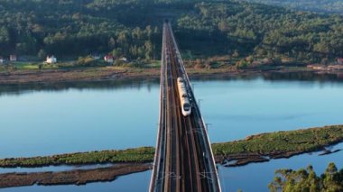 İspanya, Catoira 'da Tren Nehri' ni Geçerken Hava Aracı Vuruldu