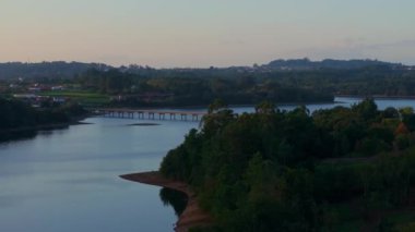 La Coruna, Galiçya 'daki Cecebre Reservoir' ın Idyllic Manzarası, İspanya. Hava Aracı Görüntüsü