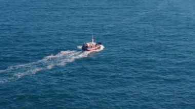 İspanya 'da okyanusta yüzen balıkçı teknesi. hava izleme görüntüsü
