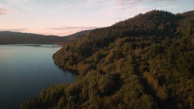 Lago das Encrobas 'daki Kıyı Yolu ile Ormanlı Dağ, bir Coruna İspanya. Hava Aracı Görüntüsü