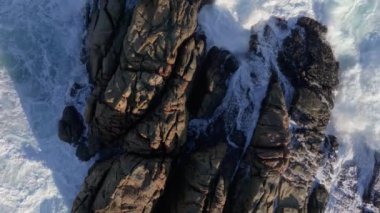 İspanya 'nın bir Corua şehrinde, Punta Herminia parkında dalgalar kayalara çarpıyor. Hava Yavaş Çekim Görüntüsü