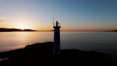 Faro Baliza do Lago 'nun Muxia' da Günbatımında Hava Görüntüsü, A Corua, İspanya.