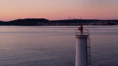 Muxia Sahili 'nde Günbatımında Manzaralı Deniz Feneri, Galiçya İspanya. Havadan Yakın Çekim